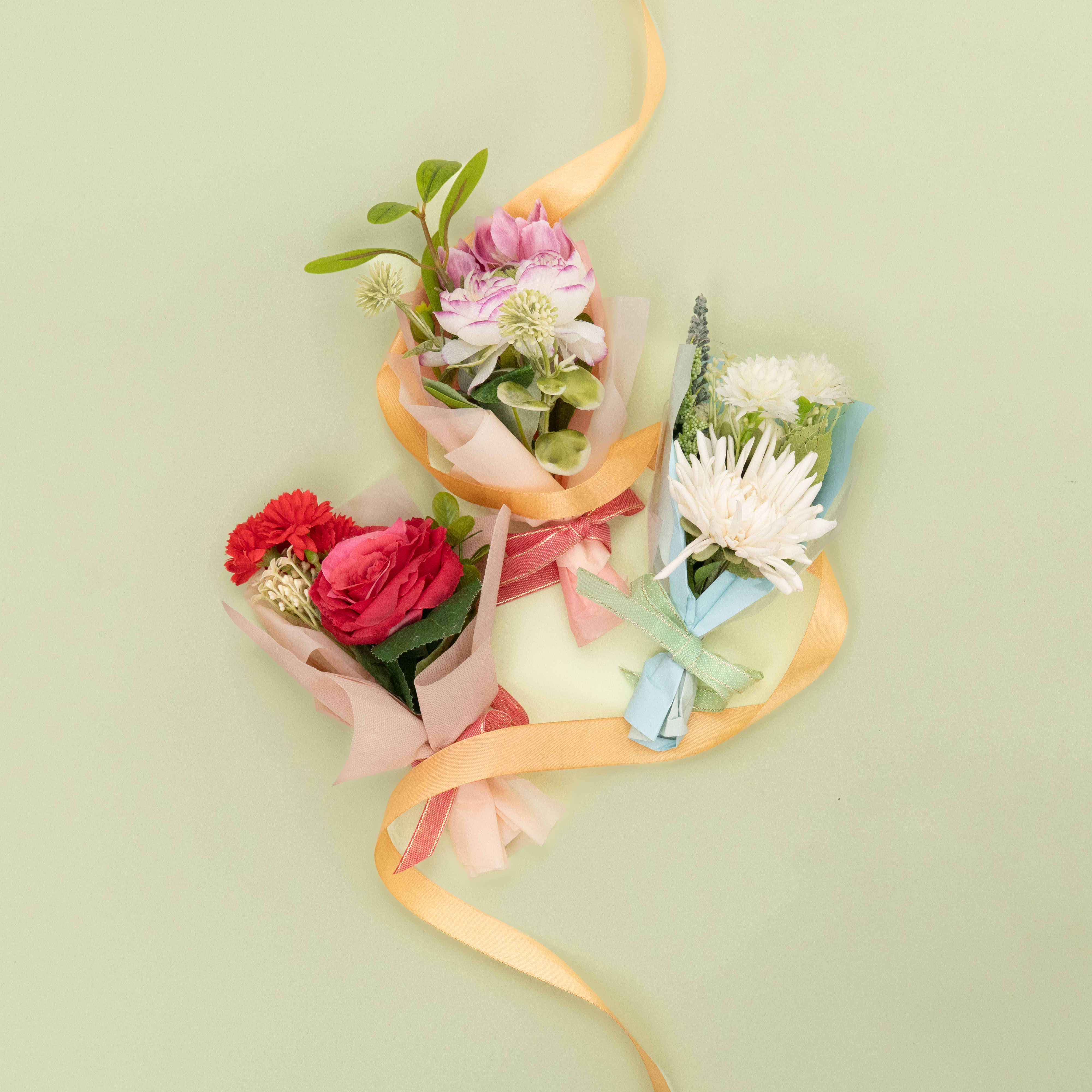 Điểm nhấn của set quà ở chi tiết hoa lụa xinh xắn