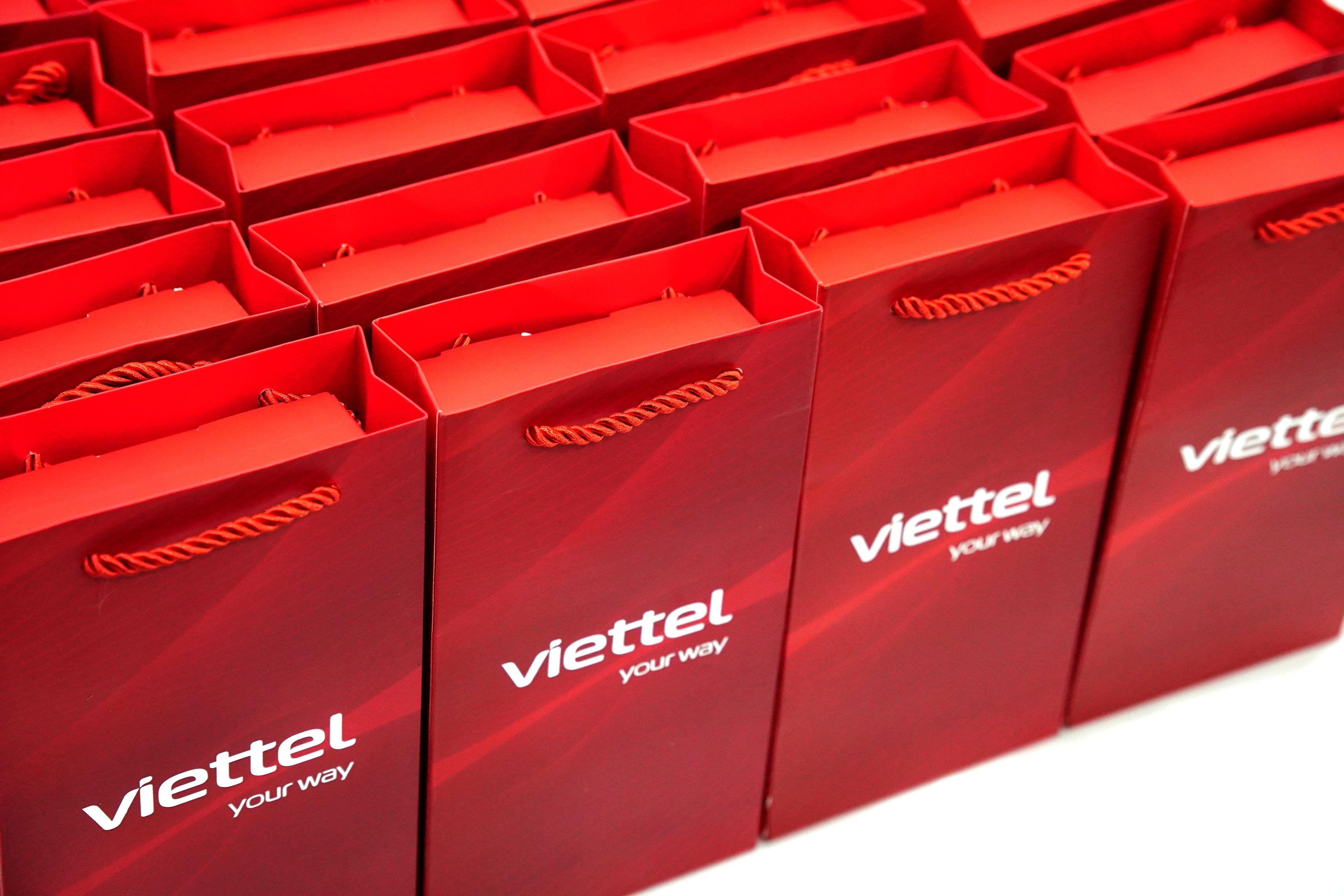 Hộp quà, túi đựng cao cấp được Tơ Vàng thiết kế và đặt in riêng