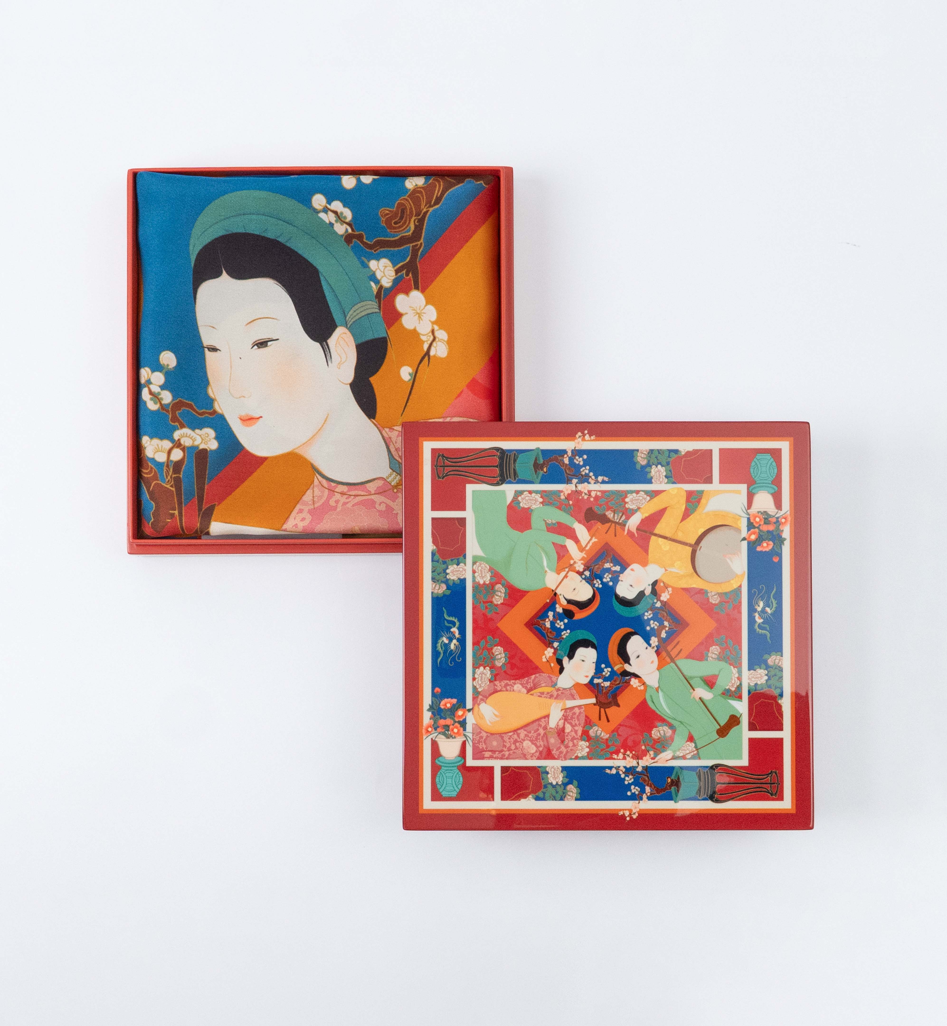 Hộp sơn mài và Khăn lụa họa tiết Ngọc Nữ Cầm Tâm