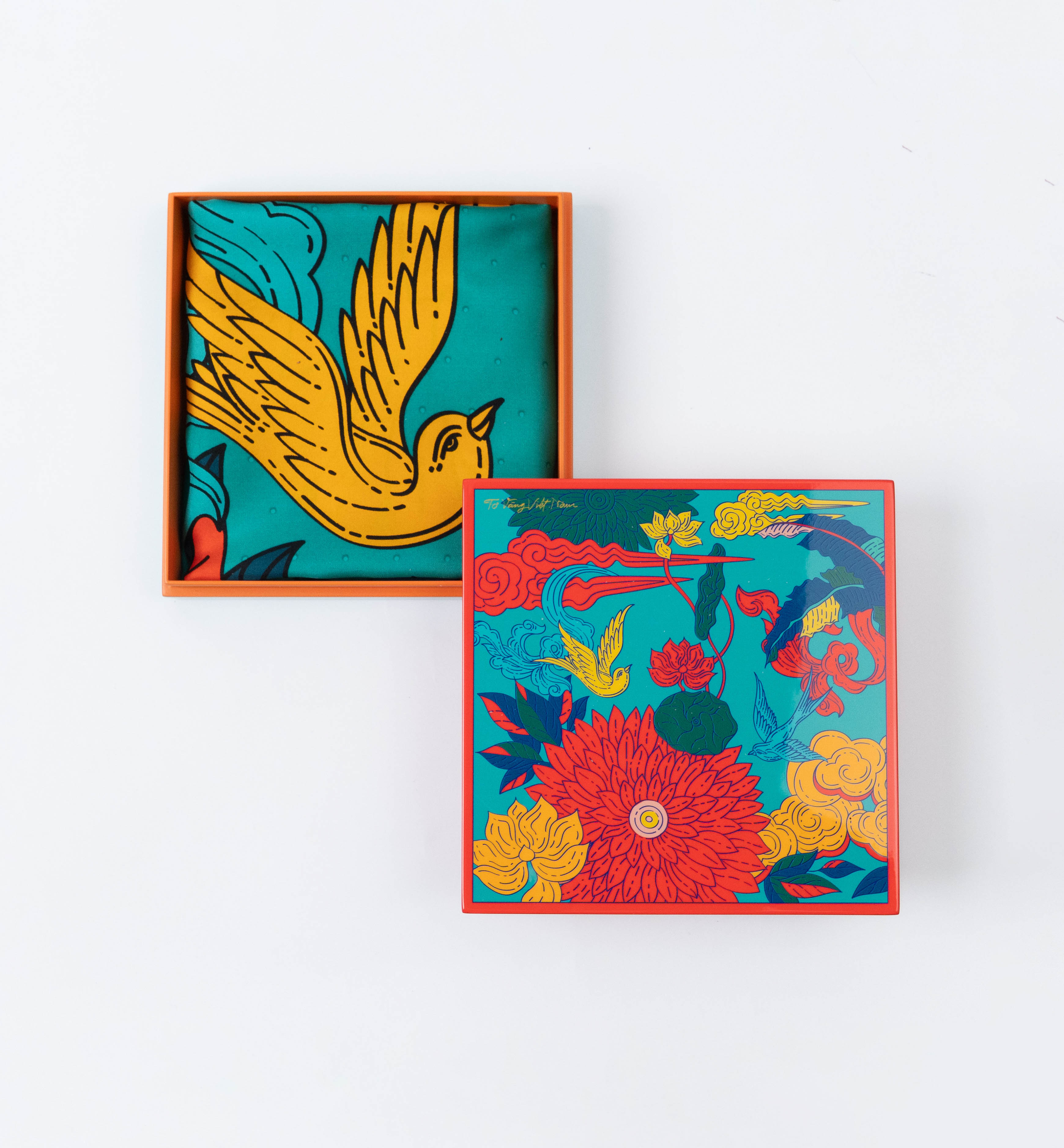 Hộp sơn mài và Khăn lụa họa tiết Hạnh Phúc