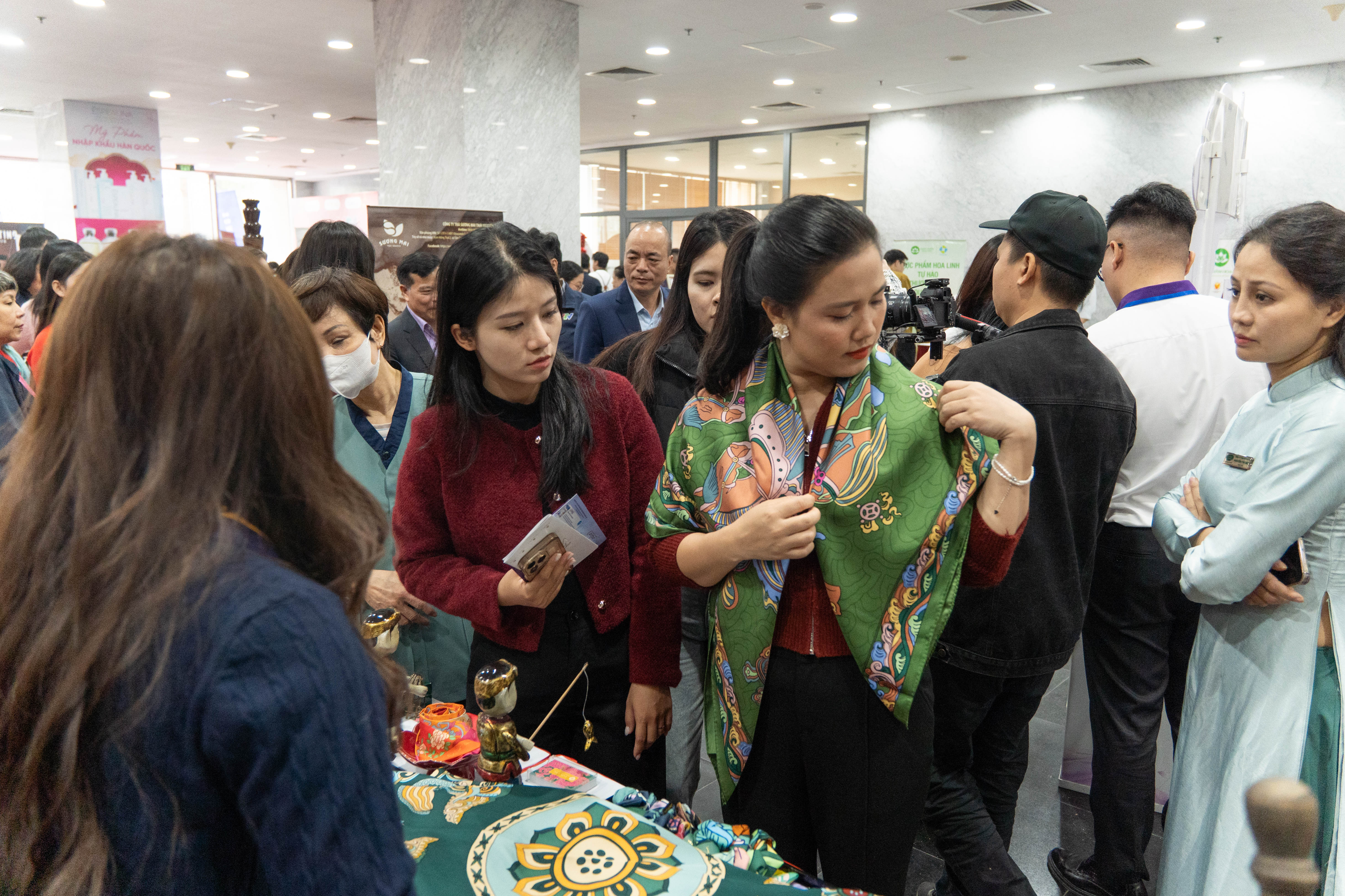 Khách hàng tham quan, trải nghiệm sản phẩm