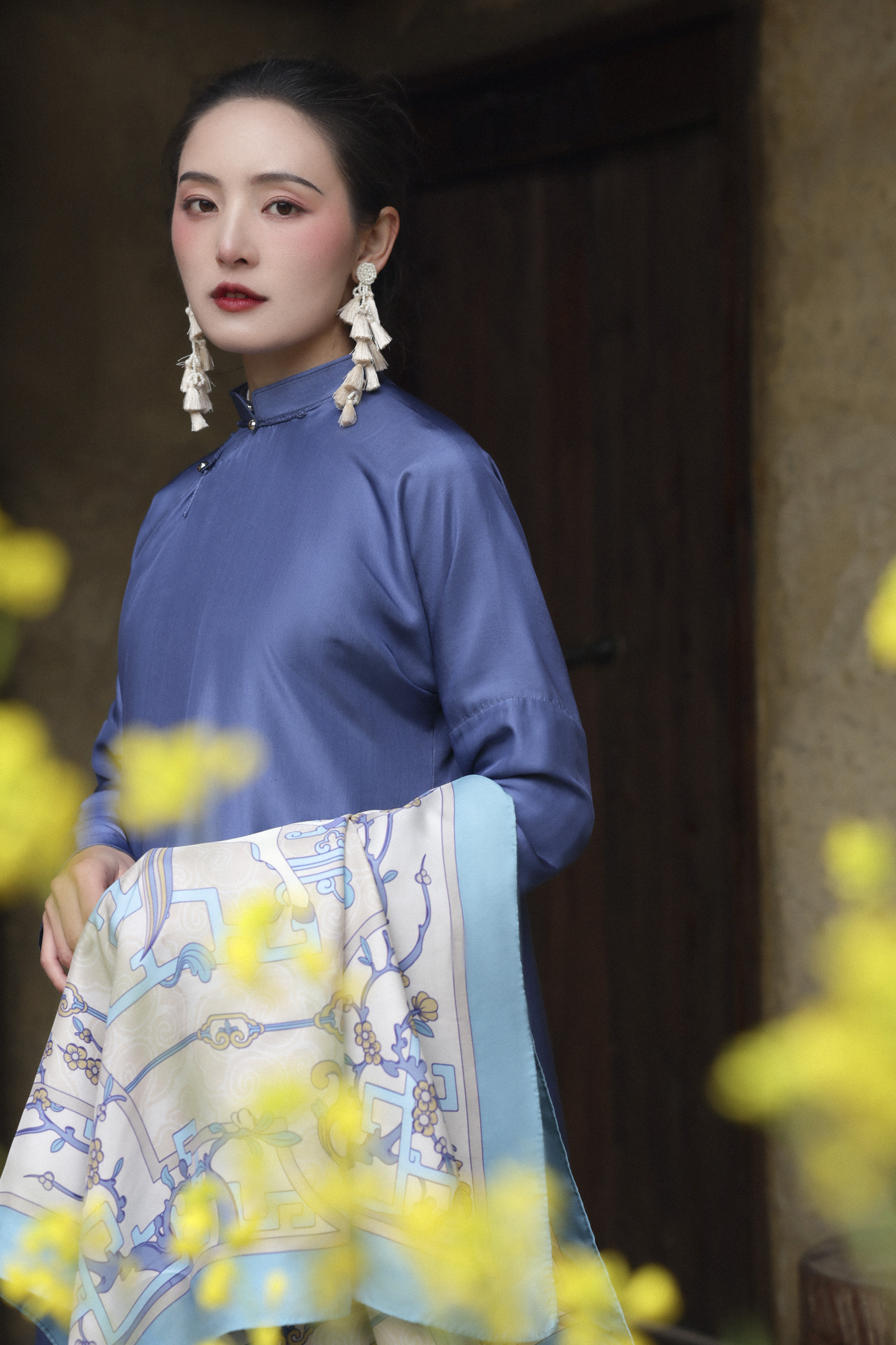 Mẫu áo dài lụa trơn từ Tơ Vàng, bên cạnh áo dài lụa họa tiết