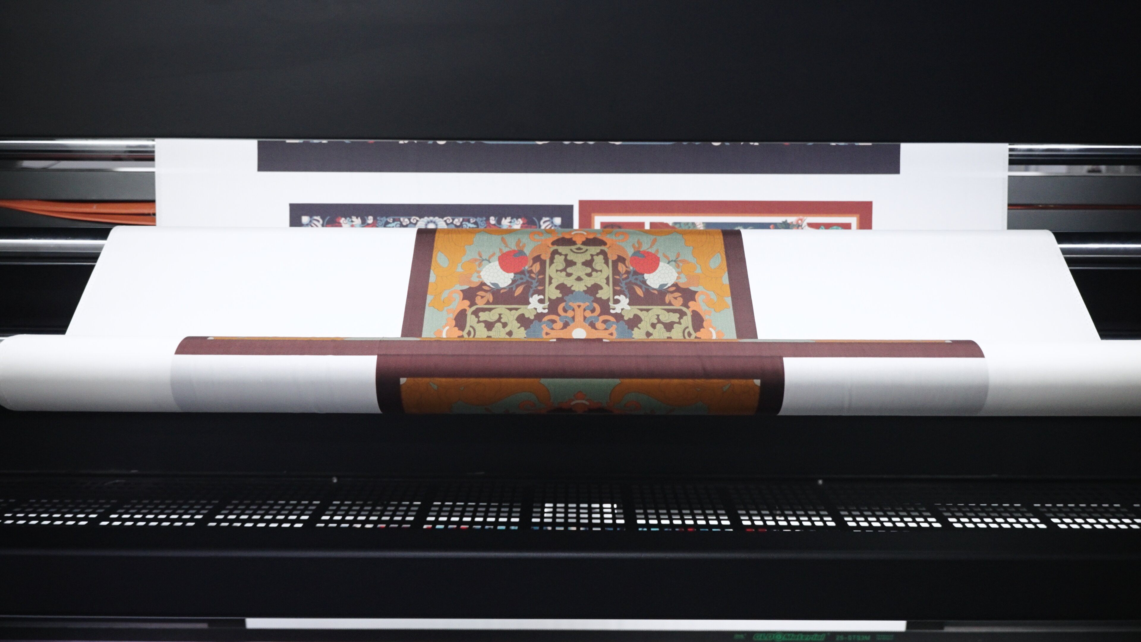 Cận cảnh quy trình in kỹ thuật số trên lụa tơ tằm