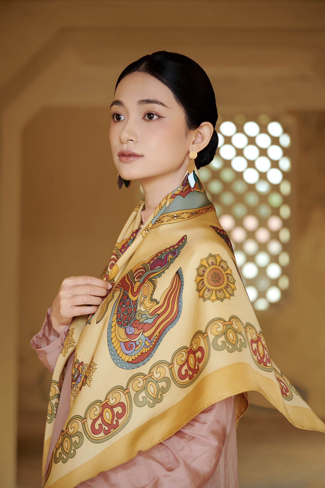 Lụa tơ tằm và người phụ nữ Việt có sự đồng điệu trong vẻ đẹp