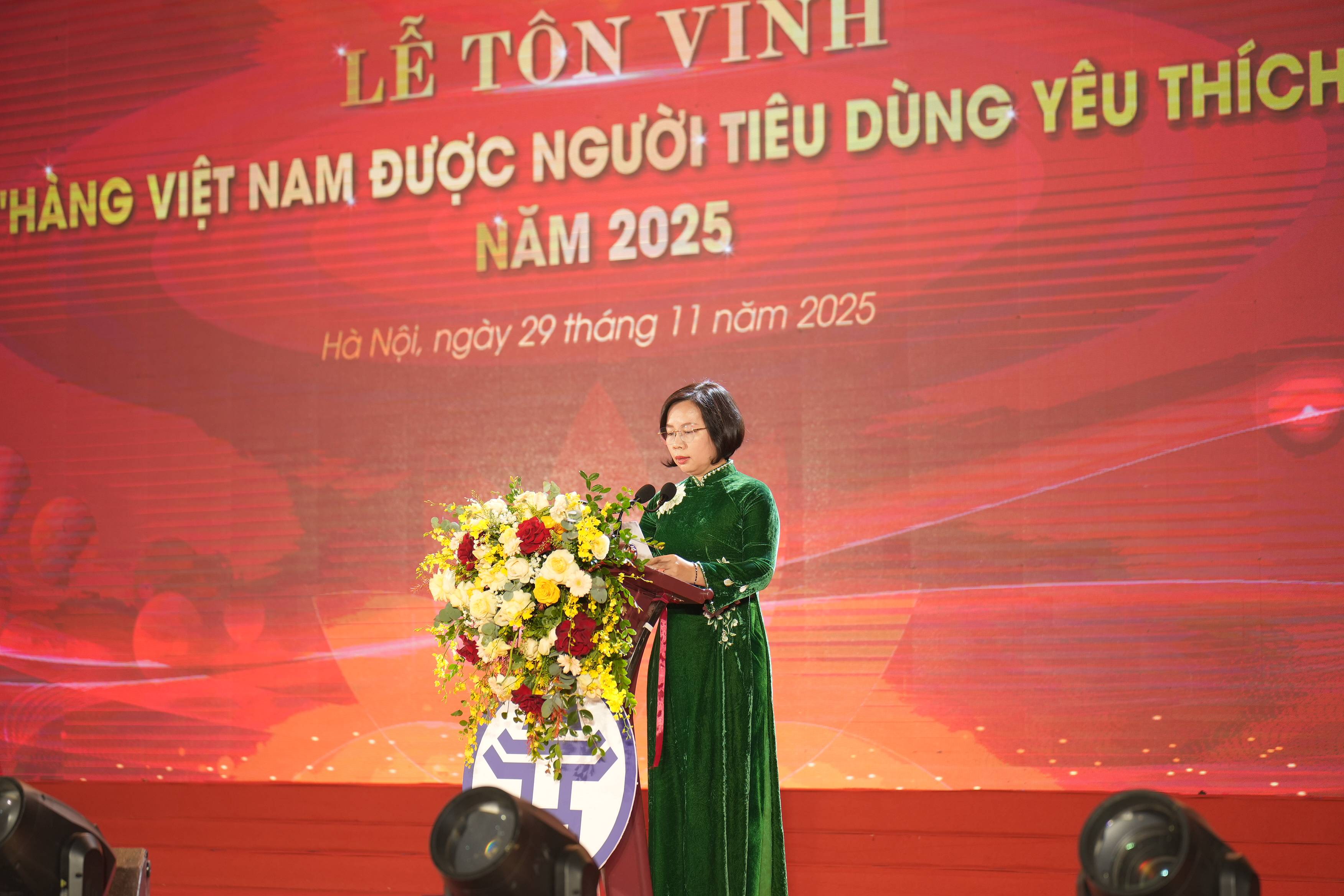 Bà Bùi Huyền Mai - Chủ tịch Ủy ban MTTQ Việt Nam TP. Hà Nội phát biểu tại buổi lễ