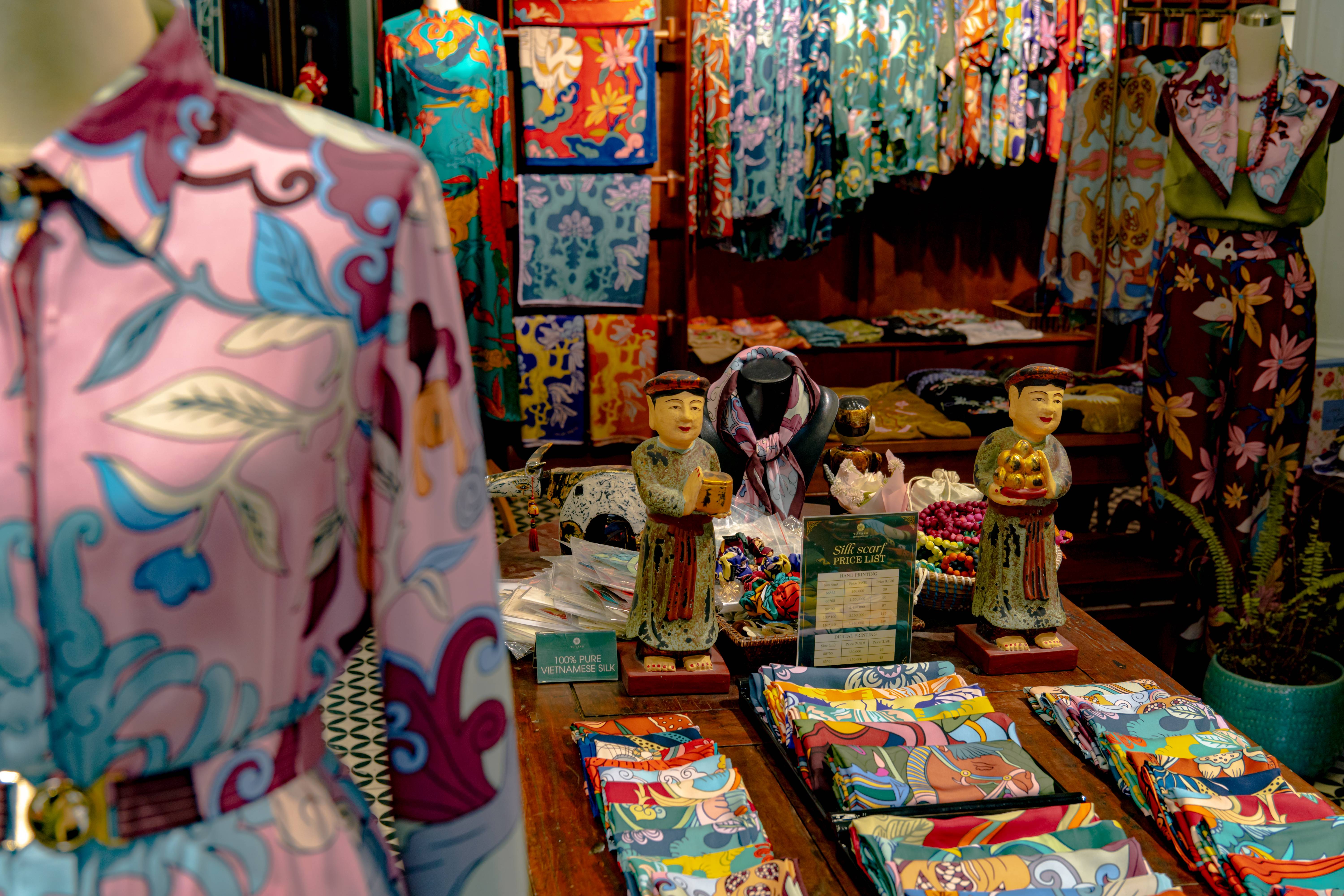 Các sản phẩm lụa tơ tằm tại cửa hàng được bài trí đa dạng, dễ dàng tìm chọn