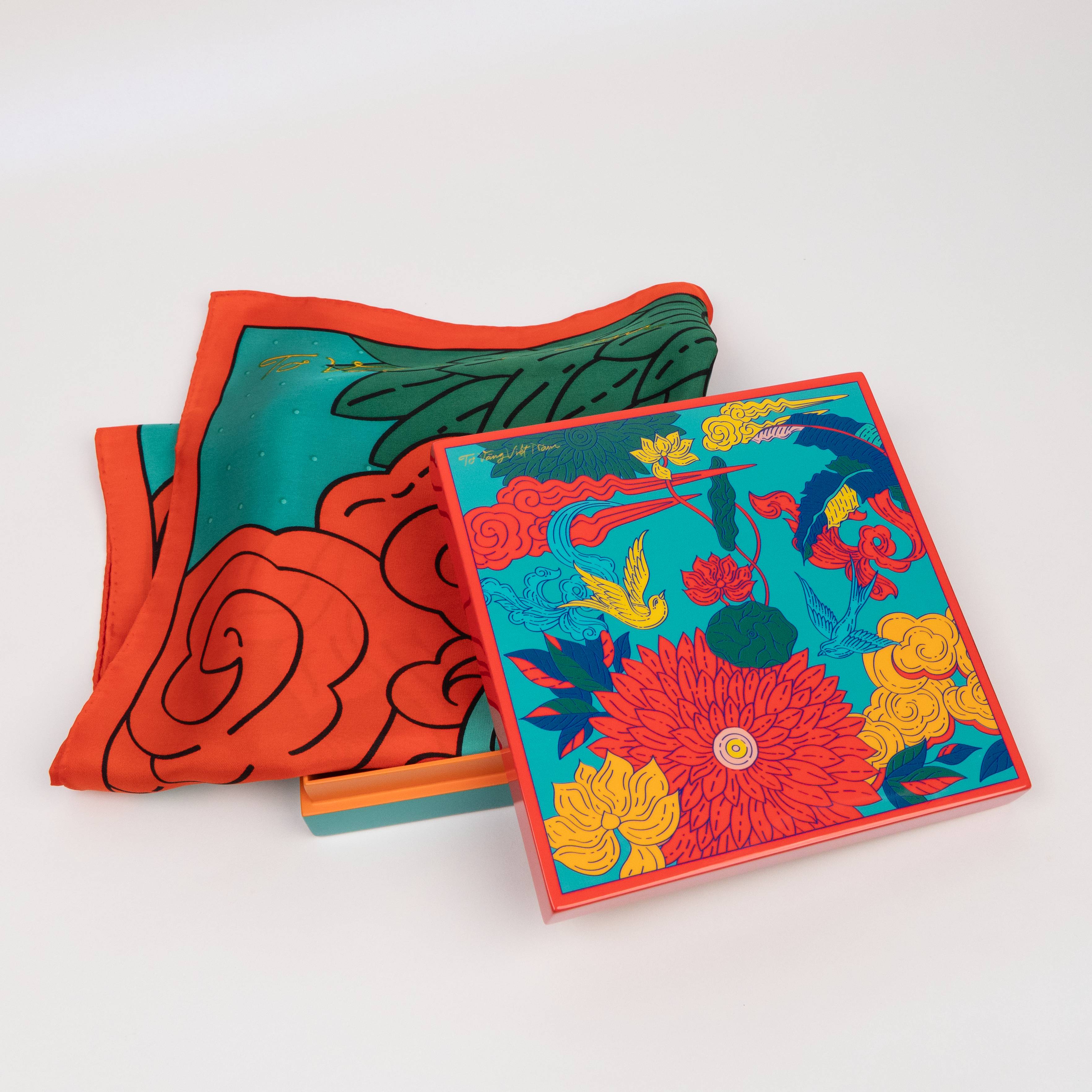 Hộp quà khăn sơn mài – Sự hòa quyện của lụa tơ tằm và sơn mài truyền thống