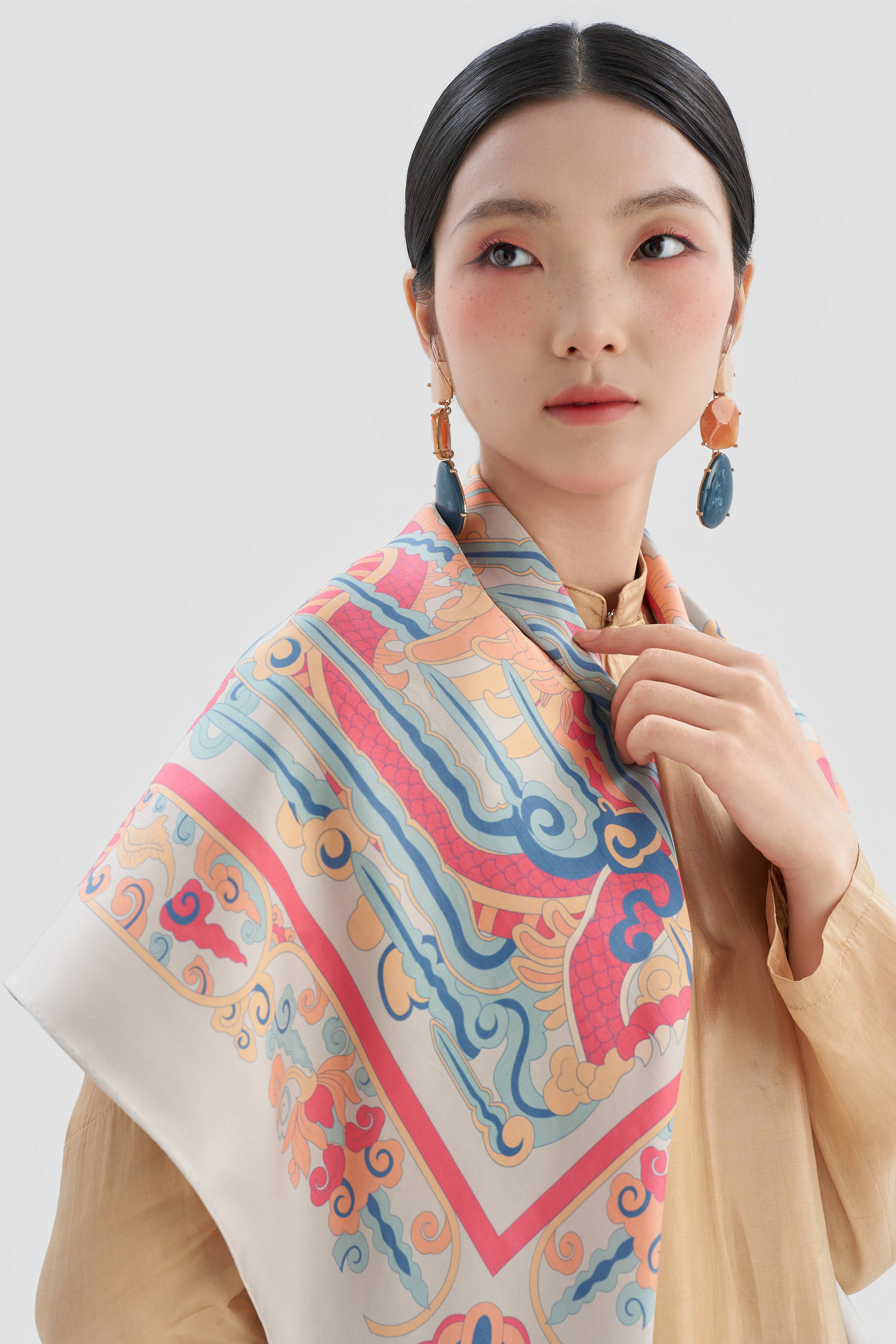 Khăn lụa in kỹ thuật số Lưỡng Long Hí Châu