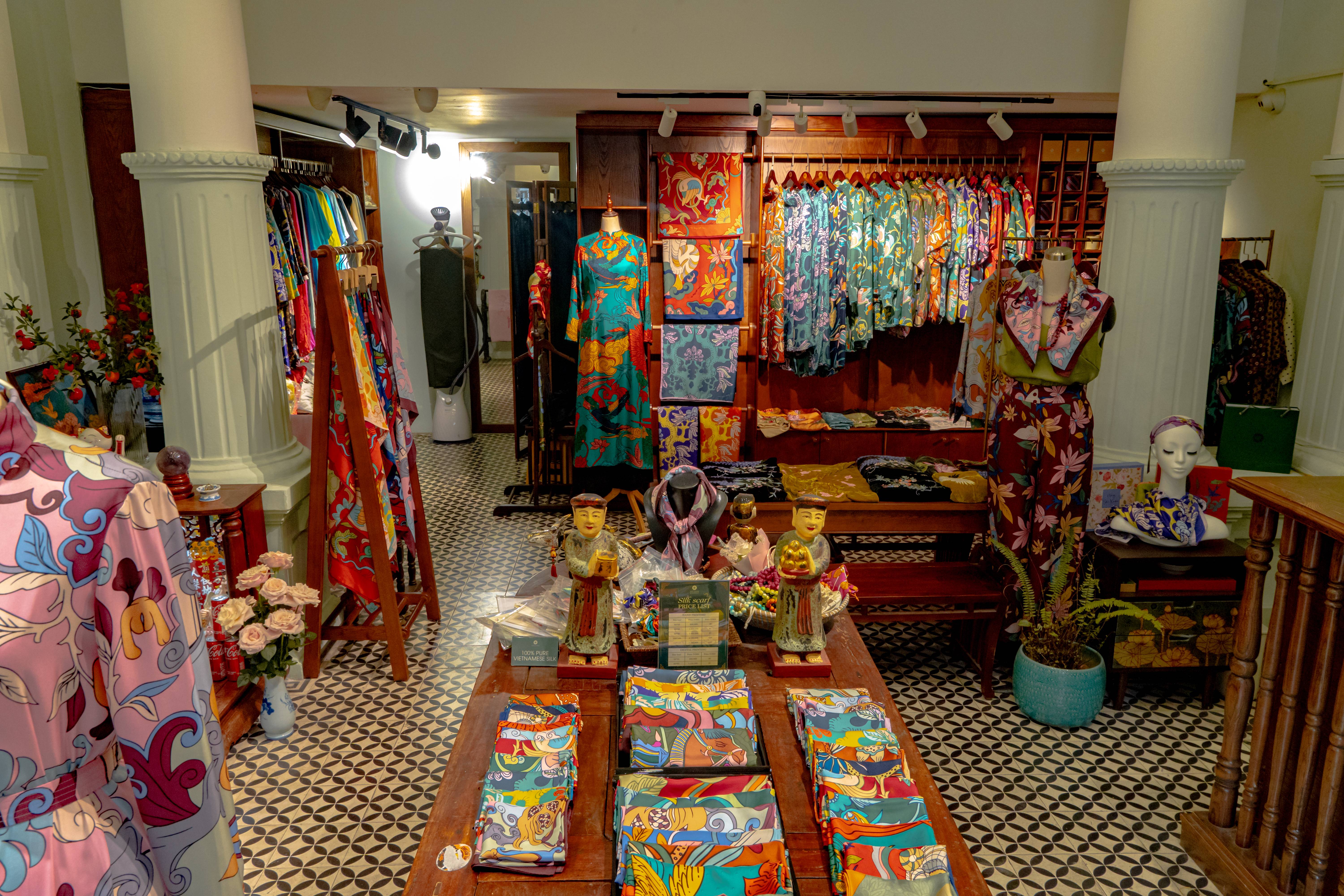 Cửa hàng Tơ Vàng nằm tại khu vực trung tâm, gần Phố đi bộ Hồ Gươm