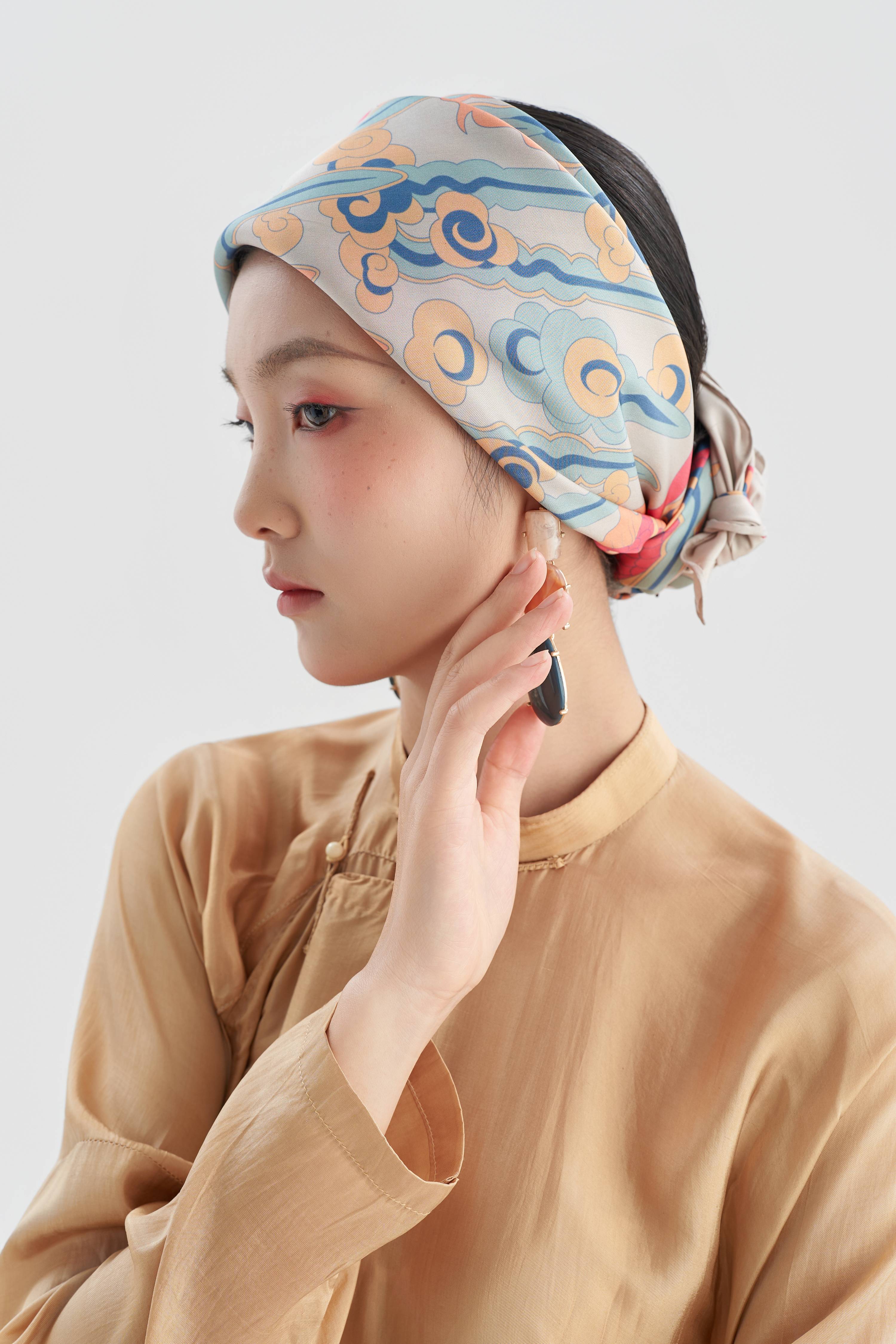 Biến hóa muôn vàn phong cách cùng với khăn lụa