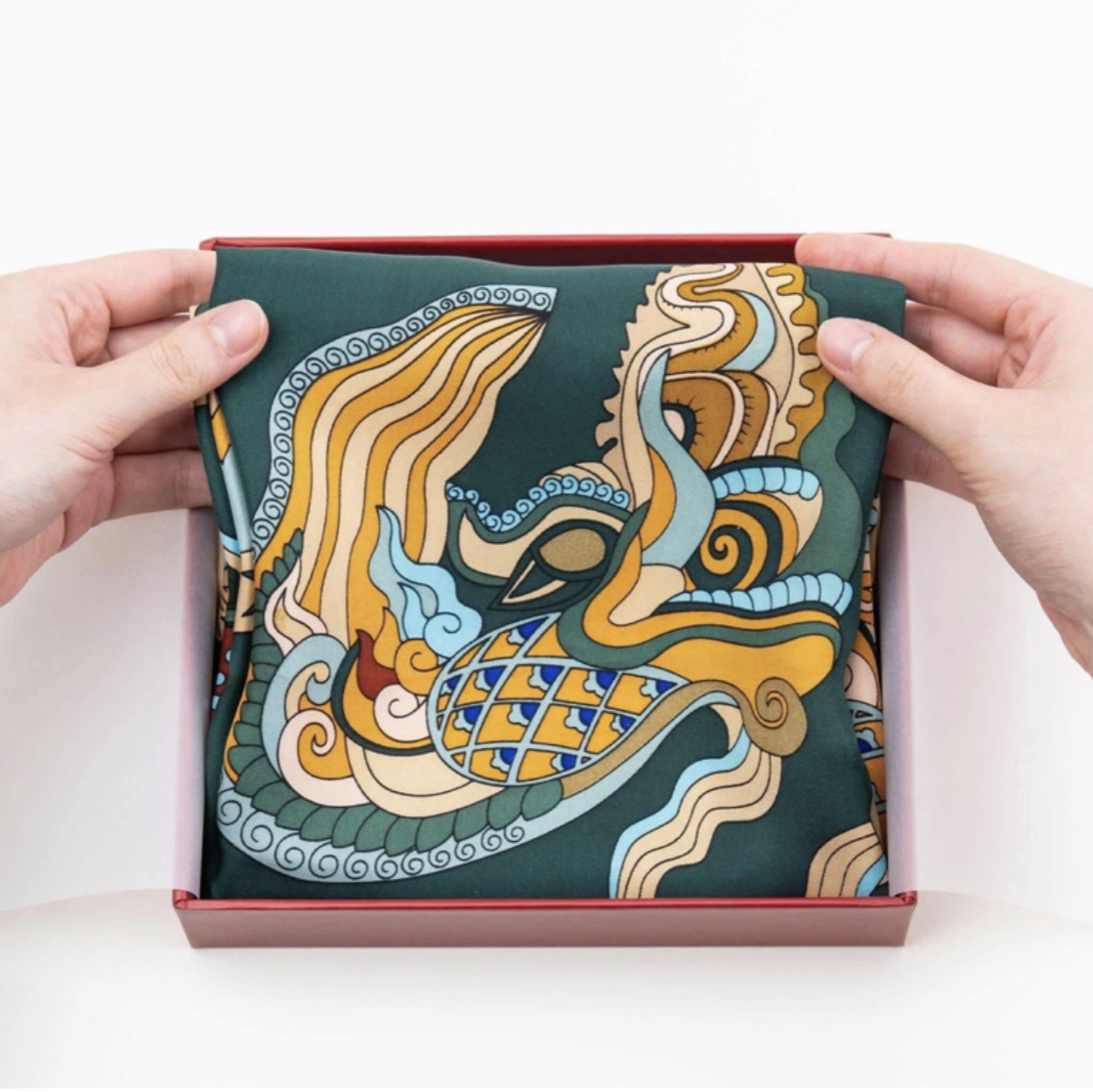 Khăn lụa tặng mẹ mang sắc thái hài hòa, nhẹ nhàng