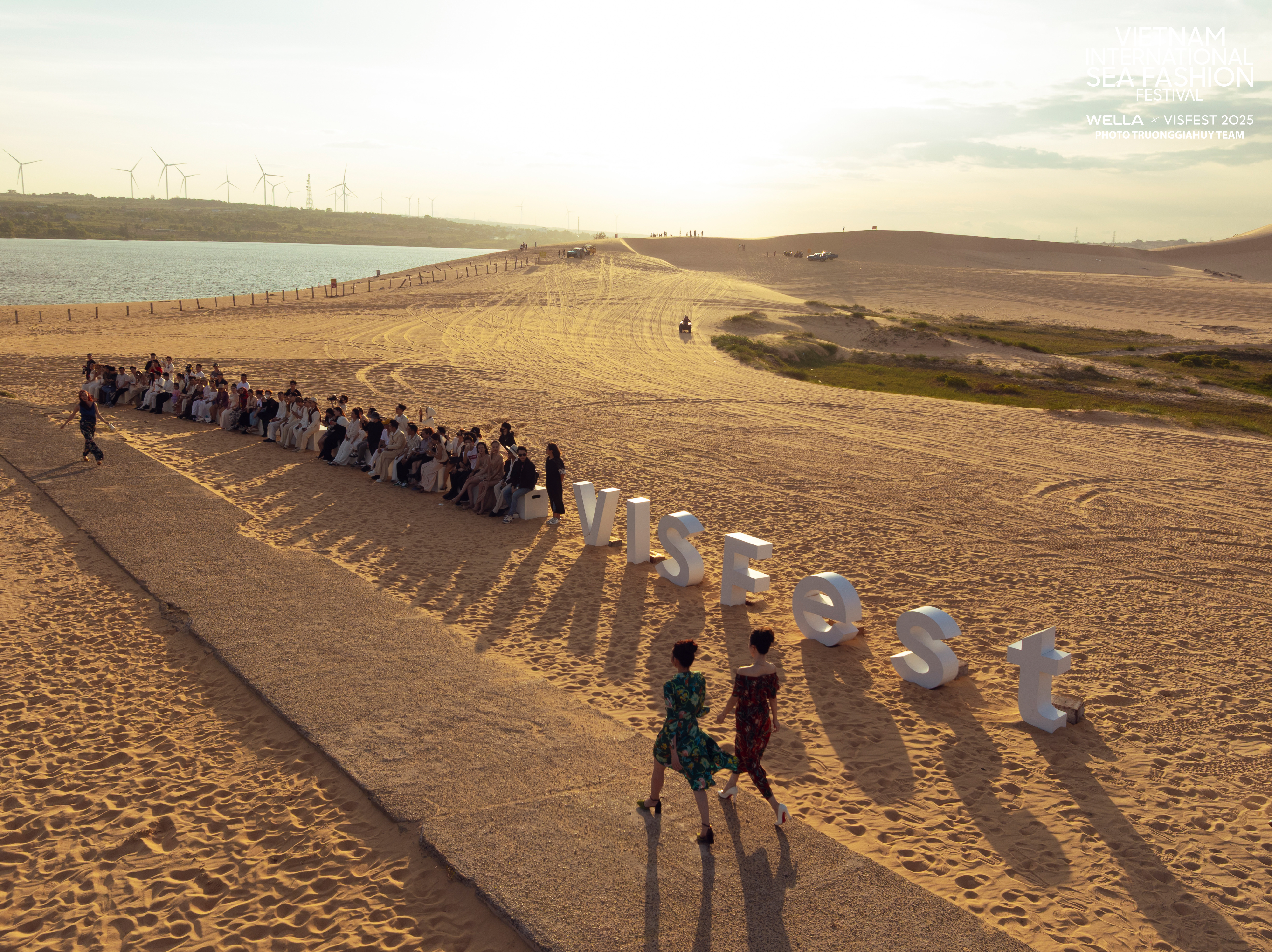 Tơ Vàng tại VISFest 2025: BST Hạ Vũ tỏa sáng cùng lụa Việt