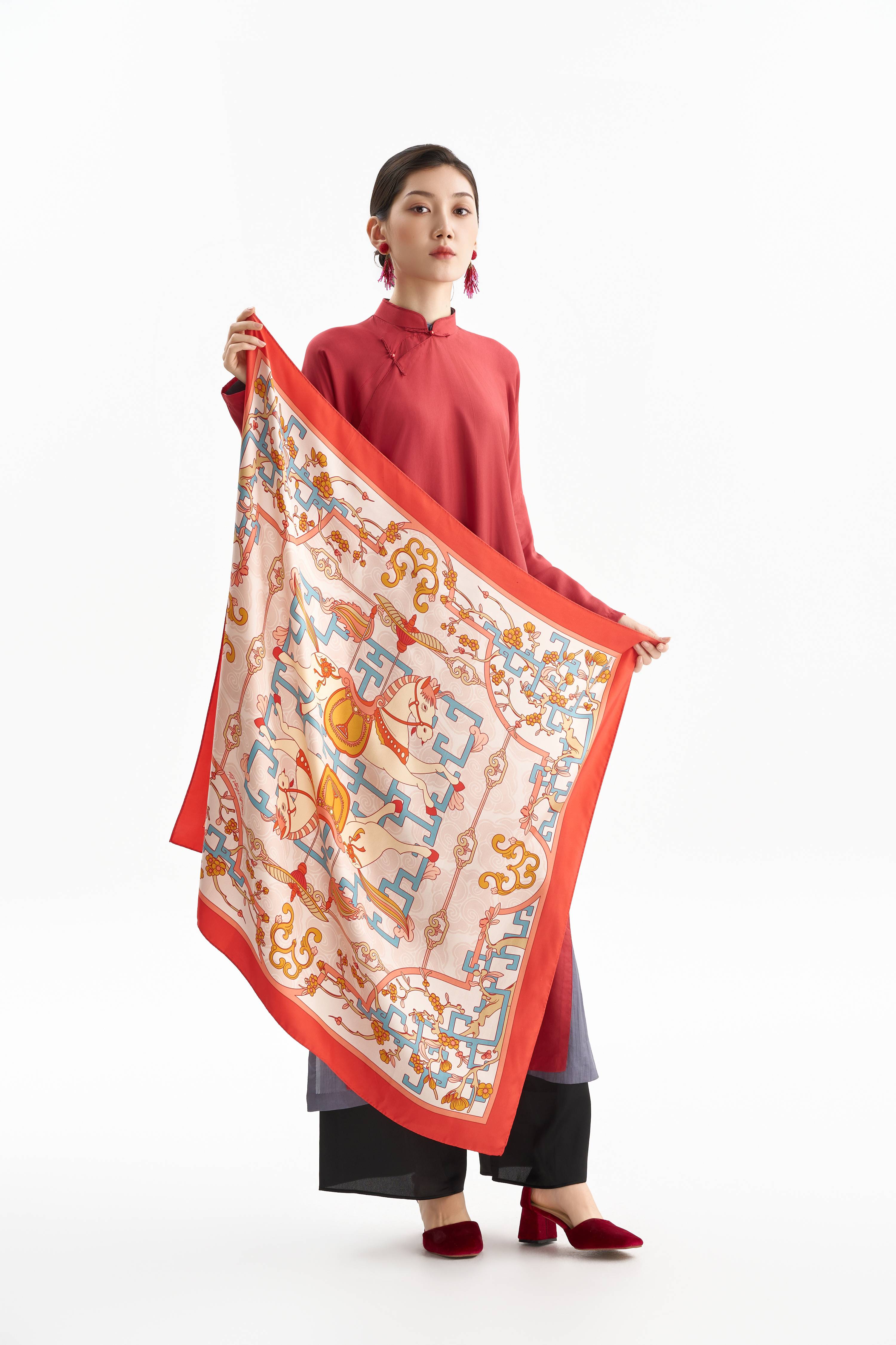 Khăn lụa Cát Mã Hí Mai Hoa/ Hồng Đào/ Size 90x90