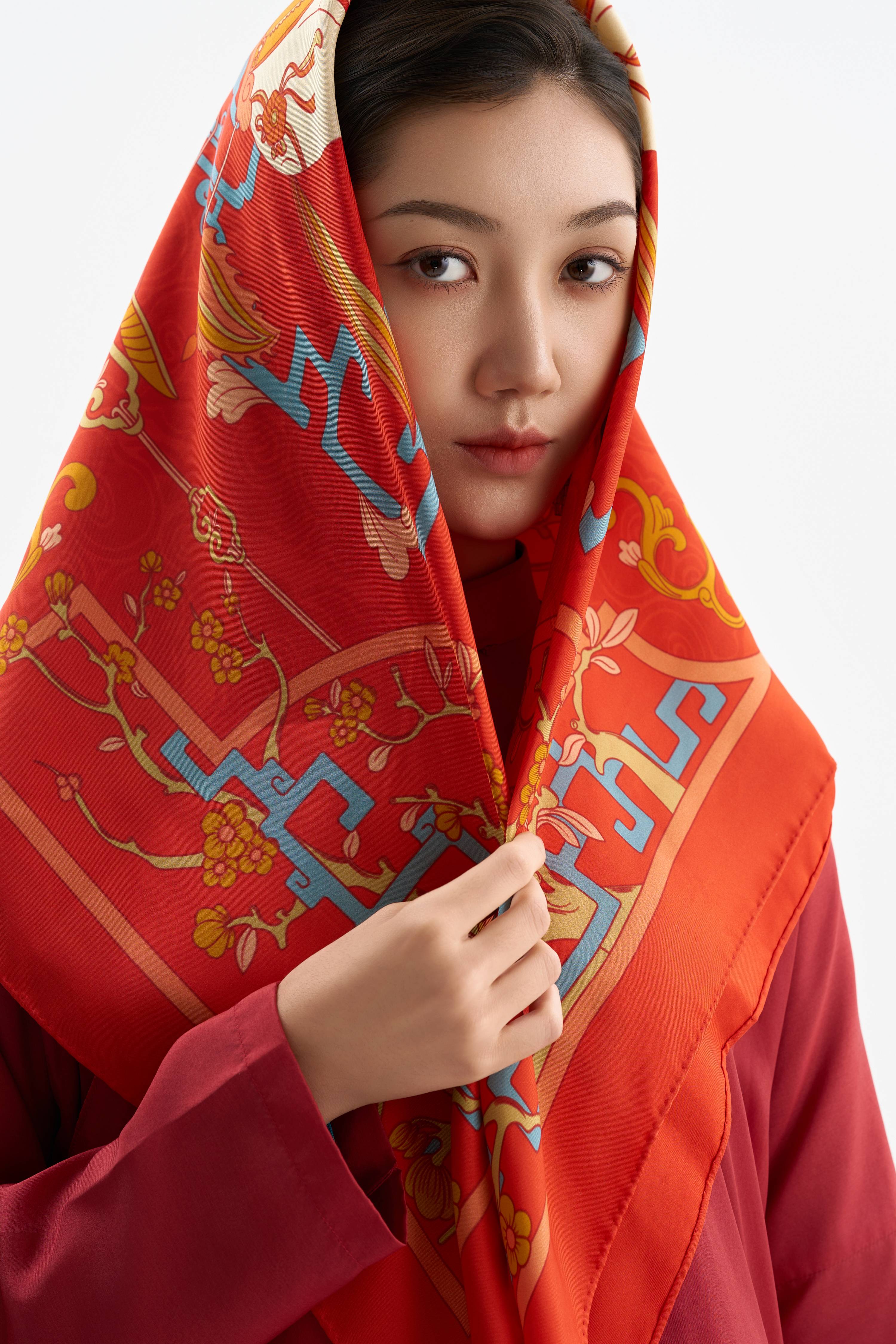 Khăn lụa Cát Mã Hí Mai Hoa/ Đỏ Xuân/ Size 90x90