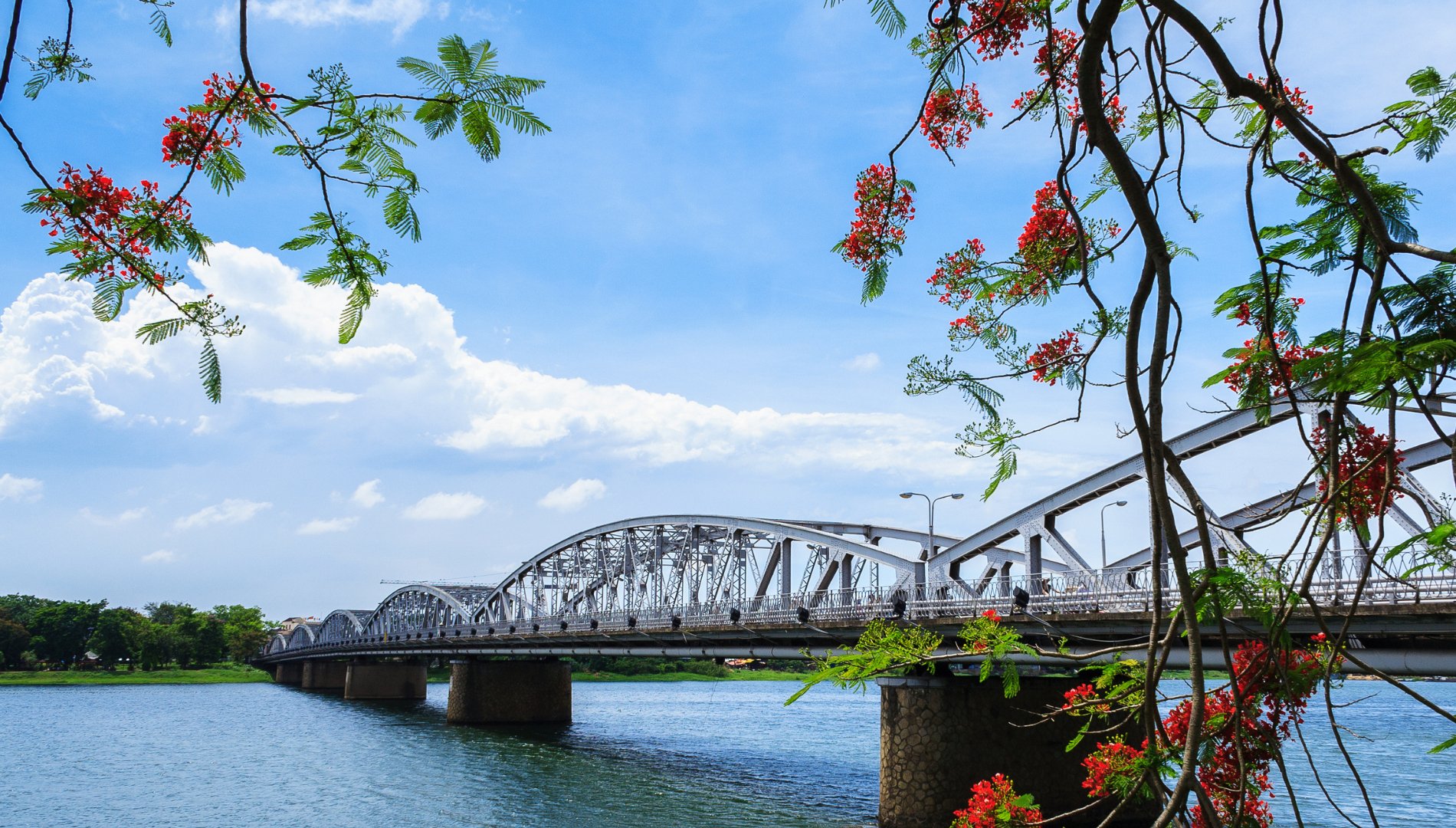 Tìm về xứ Huế: Nét đẹp con người hòa cùng văn hóa và kiến trúc cung đình