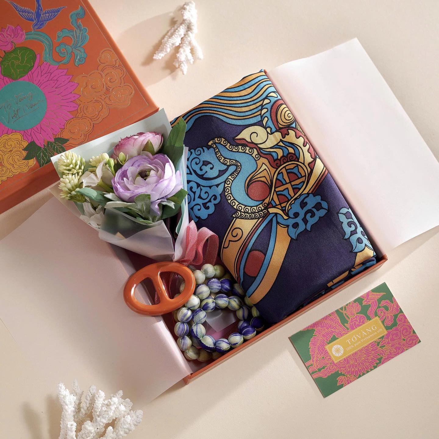 Cài khăn sơn mài – Mảnh ghép hoàn thiện phong cách cùng khăn lụa