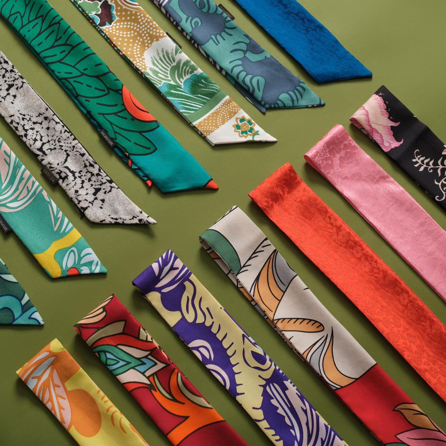 Khăn Twilly là gì? Phụ kiện nhỏ mang sức hút lớn trong giới thời trang