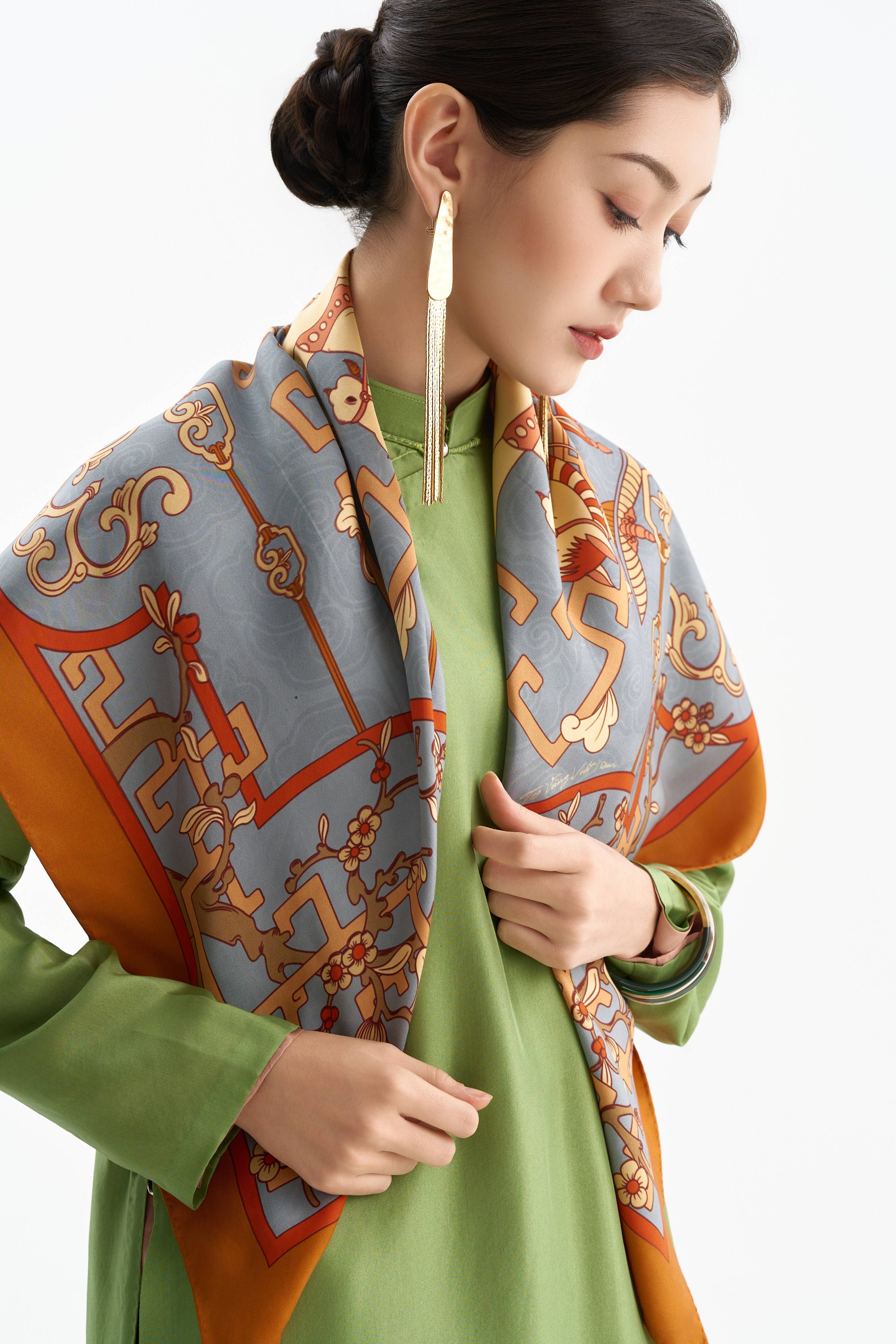 Khăn lụa Cát Mã Hí Mai Hoa/ Cam Đất/ Size 90x90