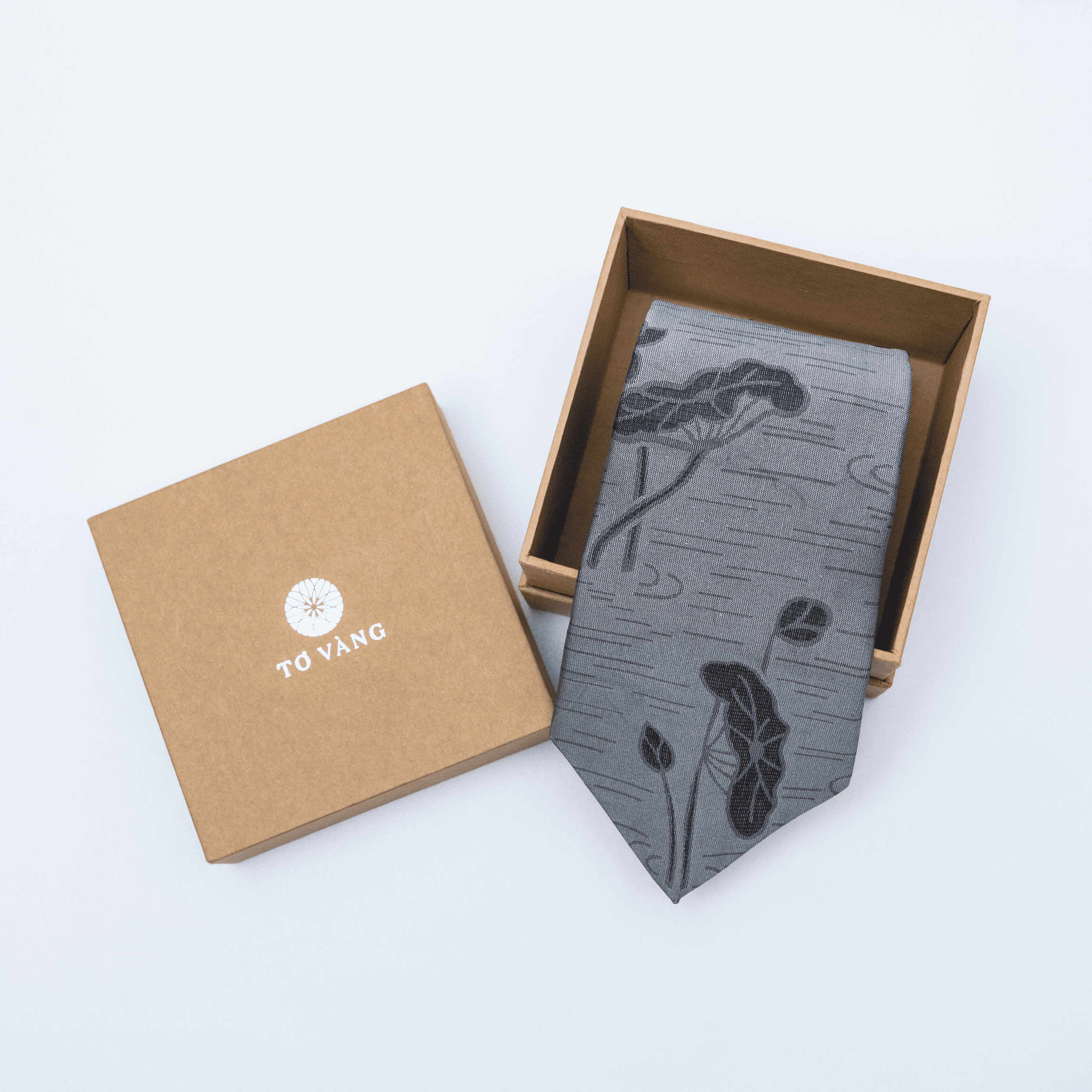 Cà vạt lụa sen/ Ghi sáng