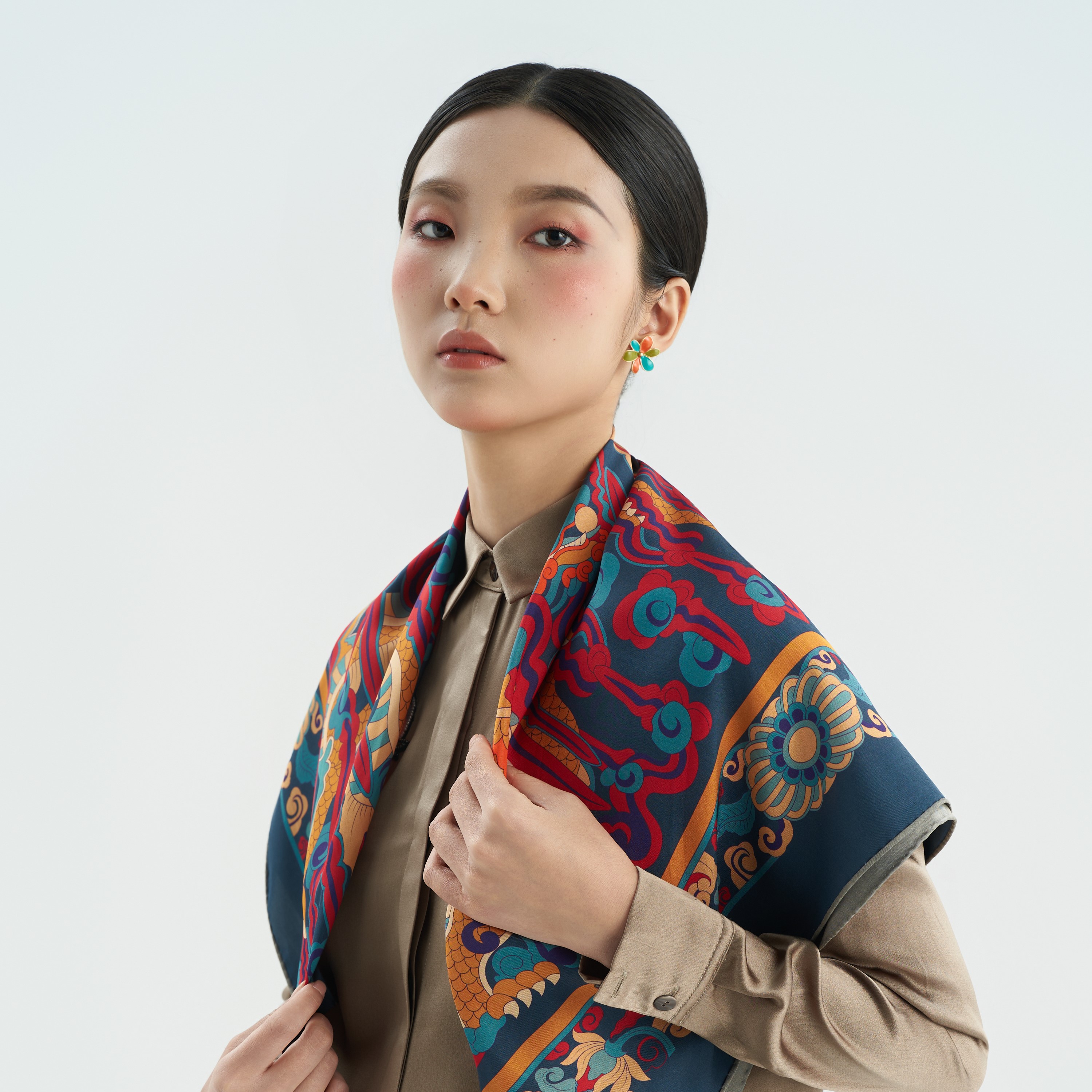 Khăn lụa họa tiết truyền thống Việt – Dấu ấn văn hóa vượt thời gian