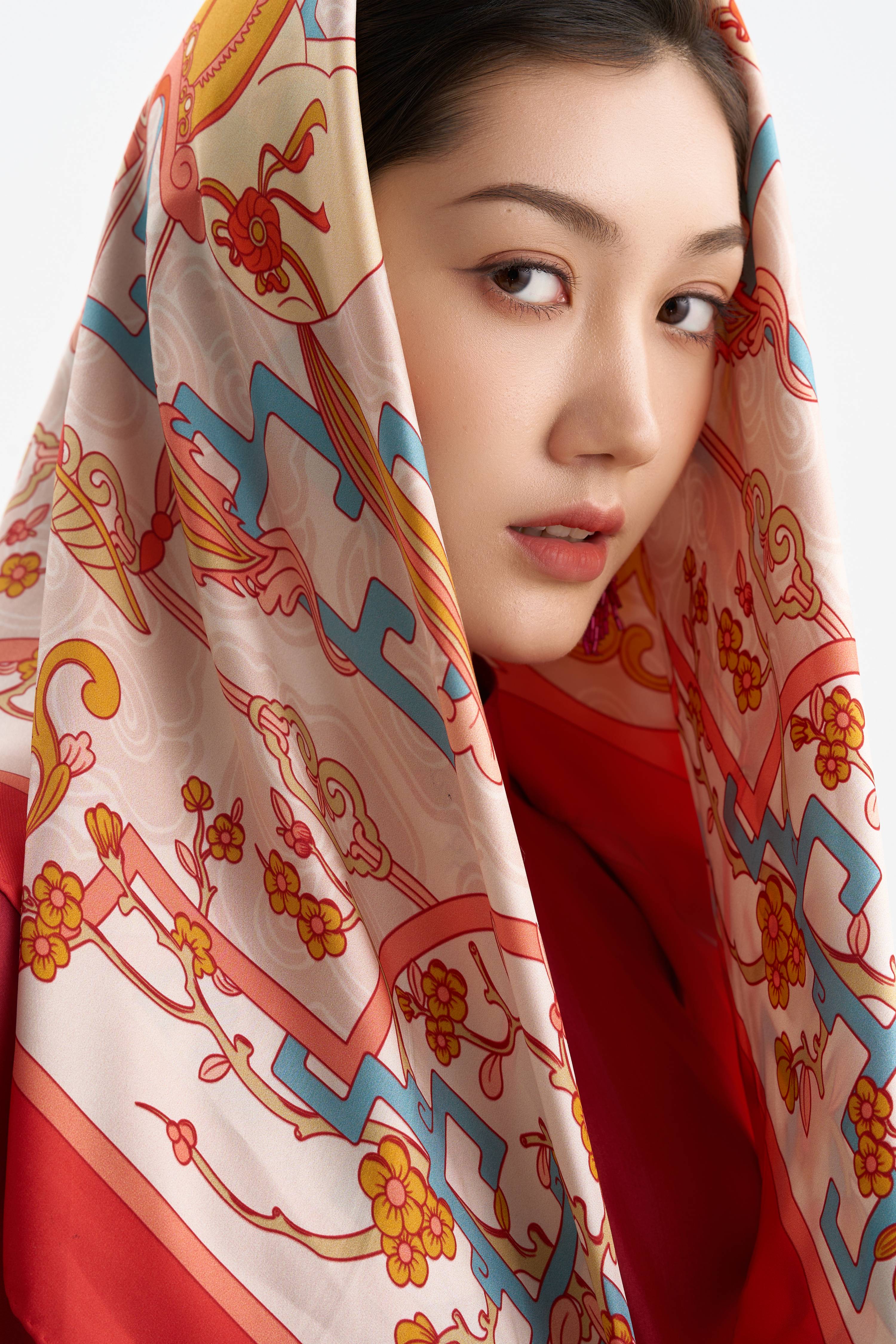 Khăn lụa Cát Mã Hí Mai Hoa/ Hồng Đào/ Size 90x90