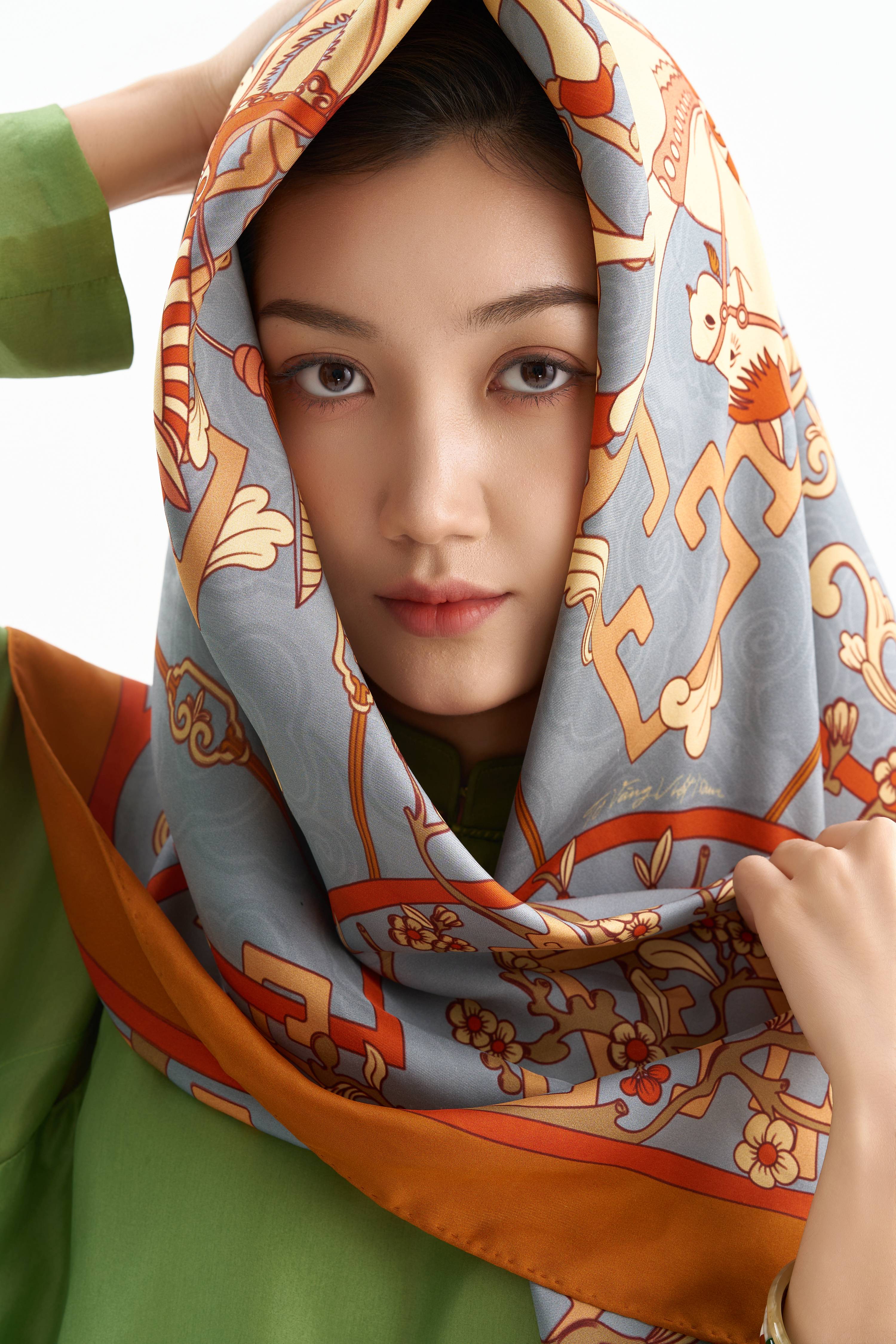 Khăn lụa Cát Mã Hí Mai Hoa/ Cam Đất/ Size 90x90