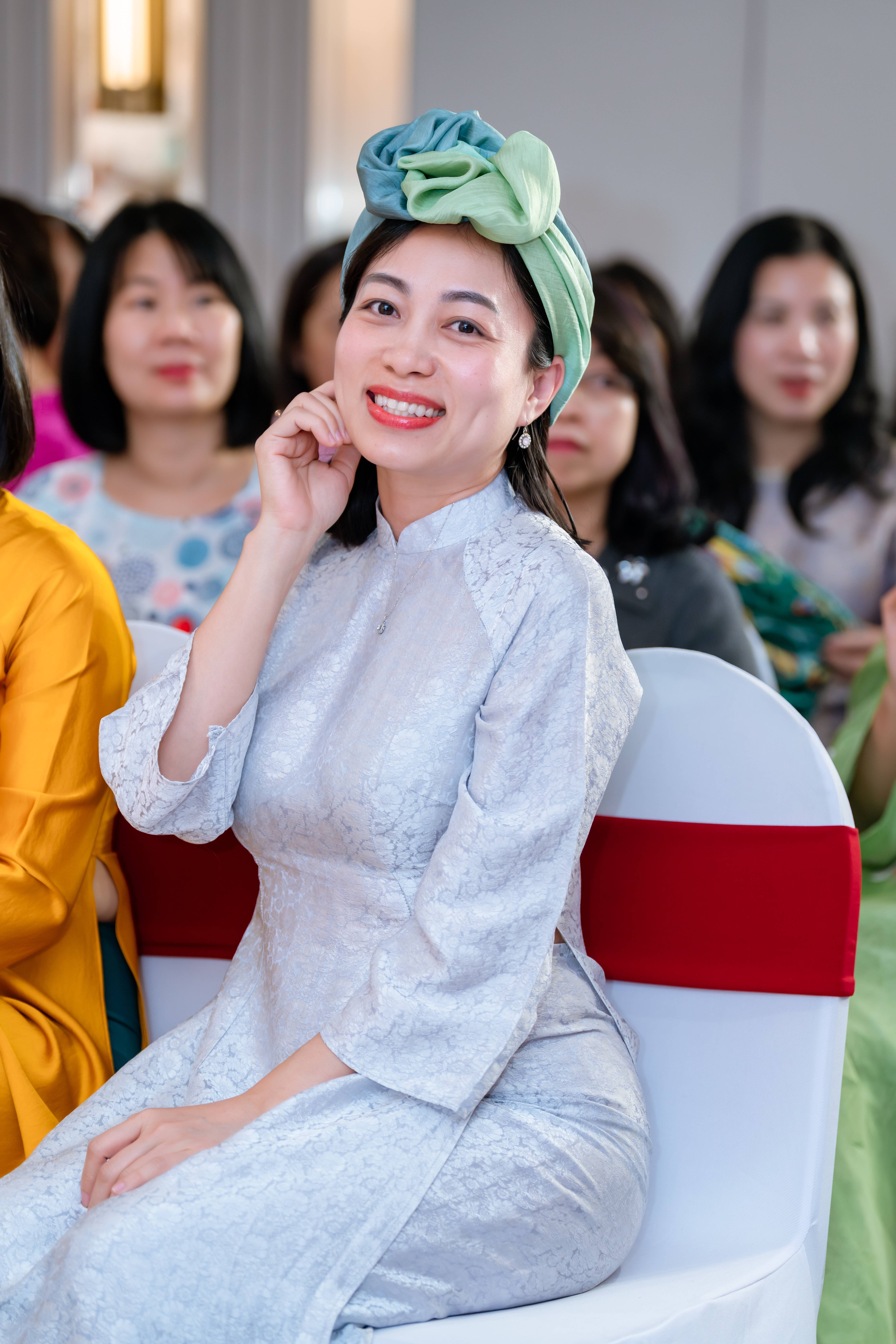 Tặng khăn lụa cho người thân 